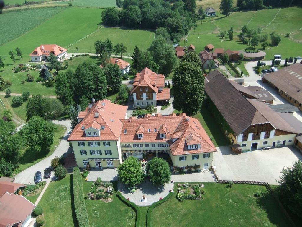 Hotel Dienstl Gut Launsdorf Dış mekan fotoğraf